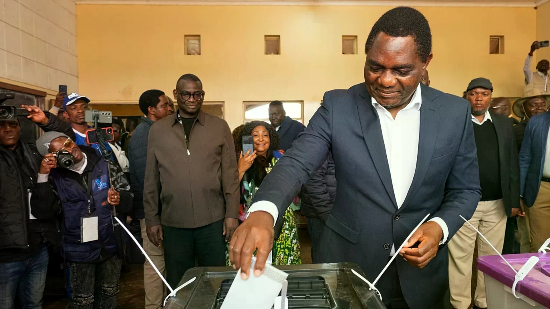 Zambie : Hichilema réélu avec un score de 60 % mais des tensions persistent