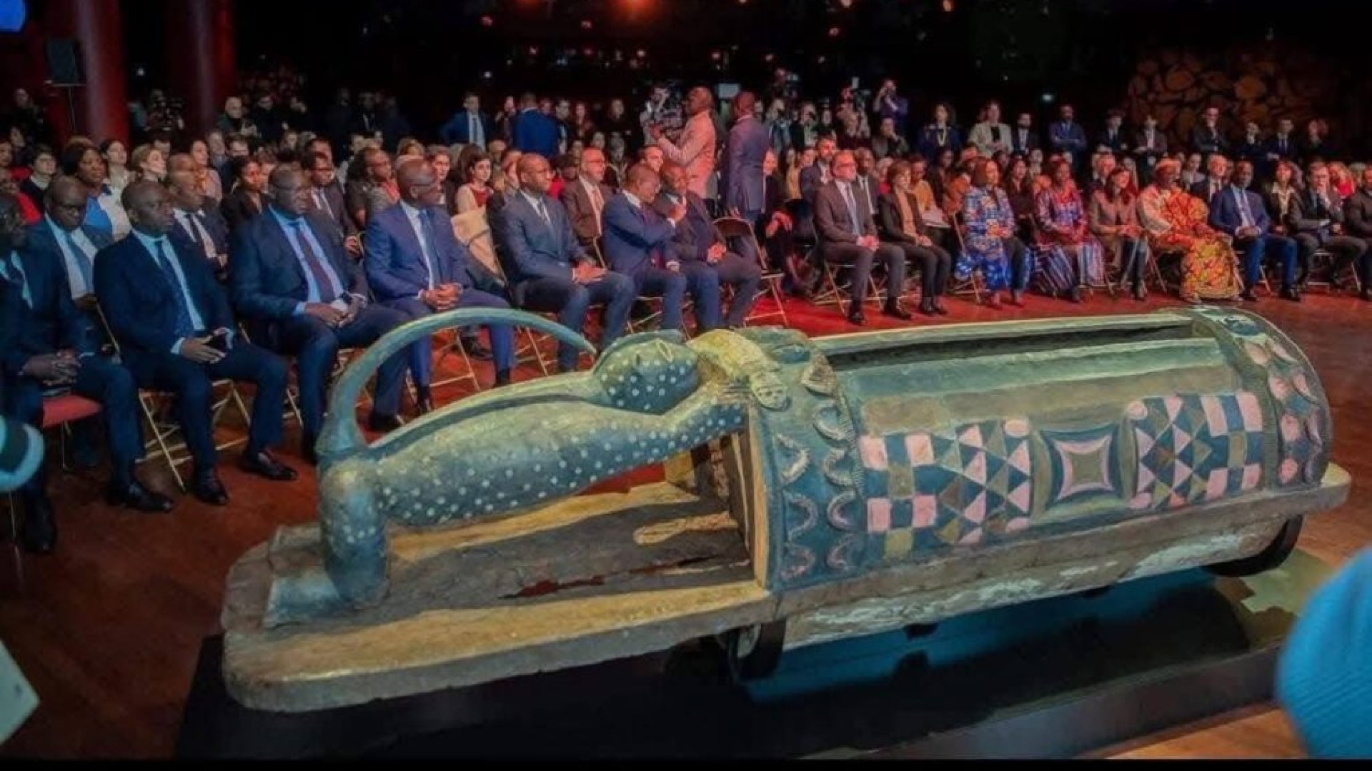 Le tambour Djidji Ayokwè restitué à la Côte d’Ivoire