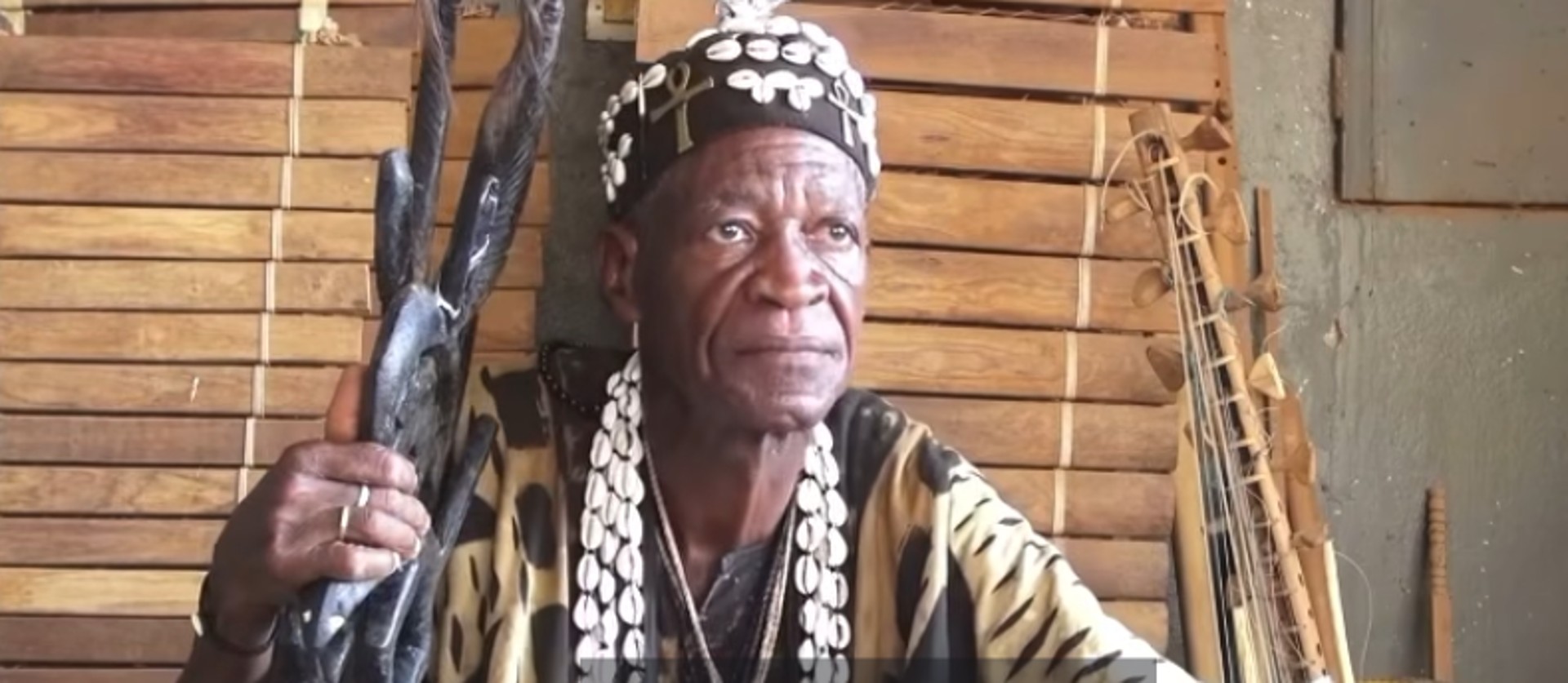 Chanteur, musicologue, professeur de musique traditionnelle et facteur d'instruments traditionnels, Konomba Traoré est une personnalité emblématique de la volonté de faire revivre dans le Burkina contemporain un maximum de valeurs traditionnelles.