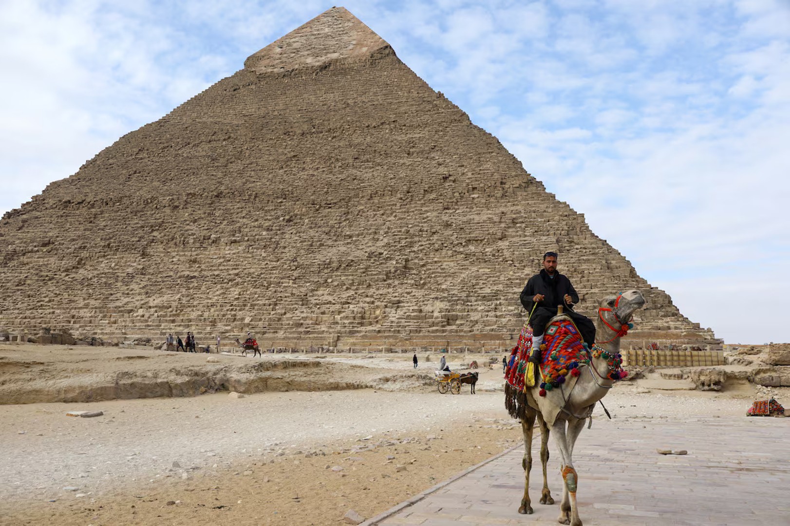 Les secousses telluriques observées depuis le XIXe siècle n'ont en rien affecté la Grande Pyramide de Gizeh contrairement aux constructions des environs.&nbsp;