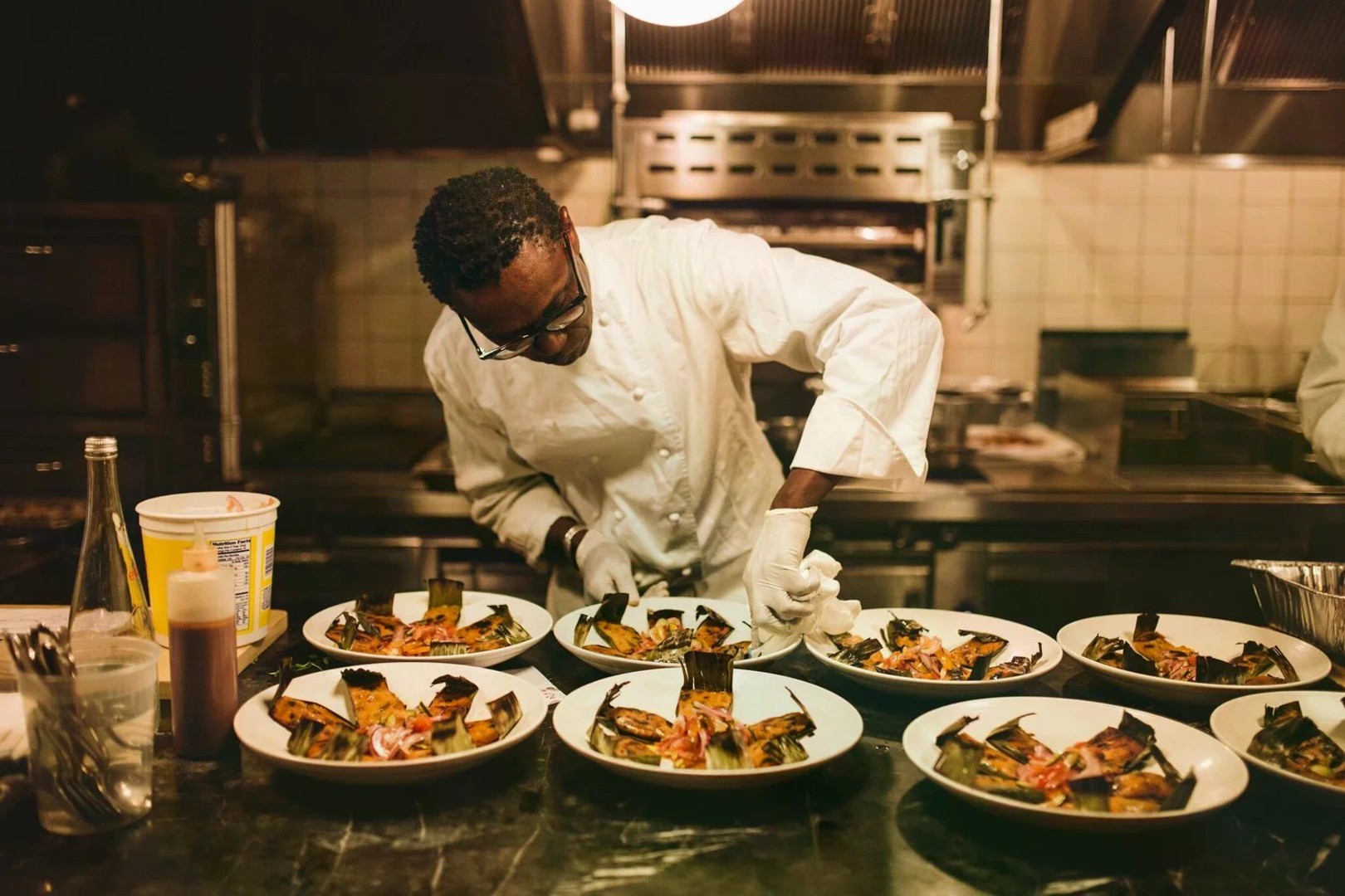 La société Yolélé Foods de Pierre Thiam qui promeut le fonio défend les petits agriculteurs du Sahel en ouvrant de nouveaux marchés pour les cultures cultivées en Afrique.