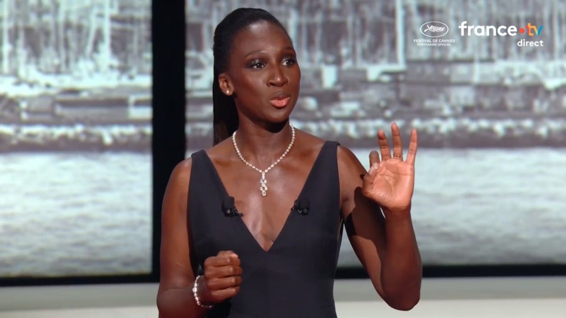 Patiemment, l'actrice franco-malienne est devenue une valeur sûre du cinéma hexagonal. Pour son rôle de maîtresse de cérémonie, elle a choisi d'être la sobriété et l'authenticité, ses marques de fabrique.&nbsp;