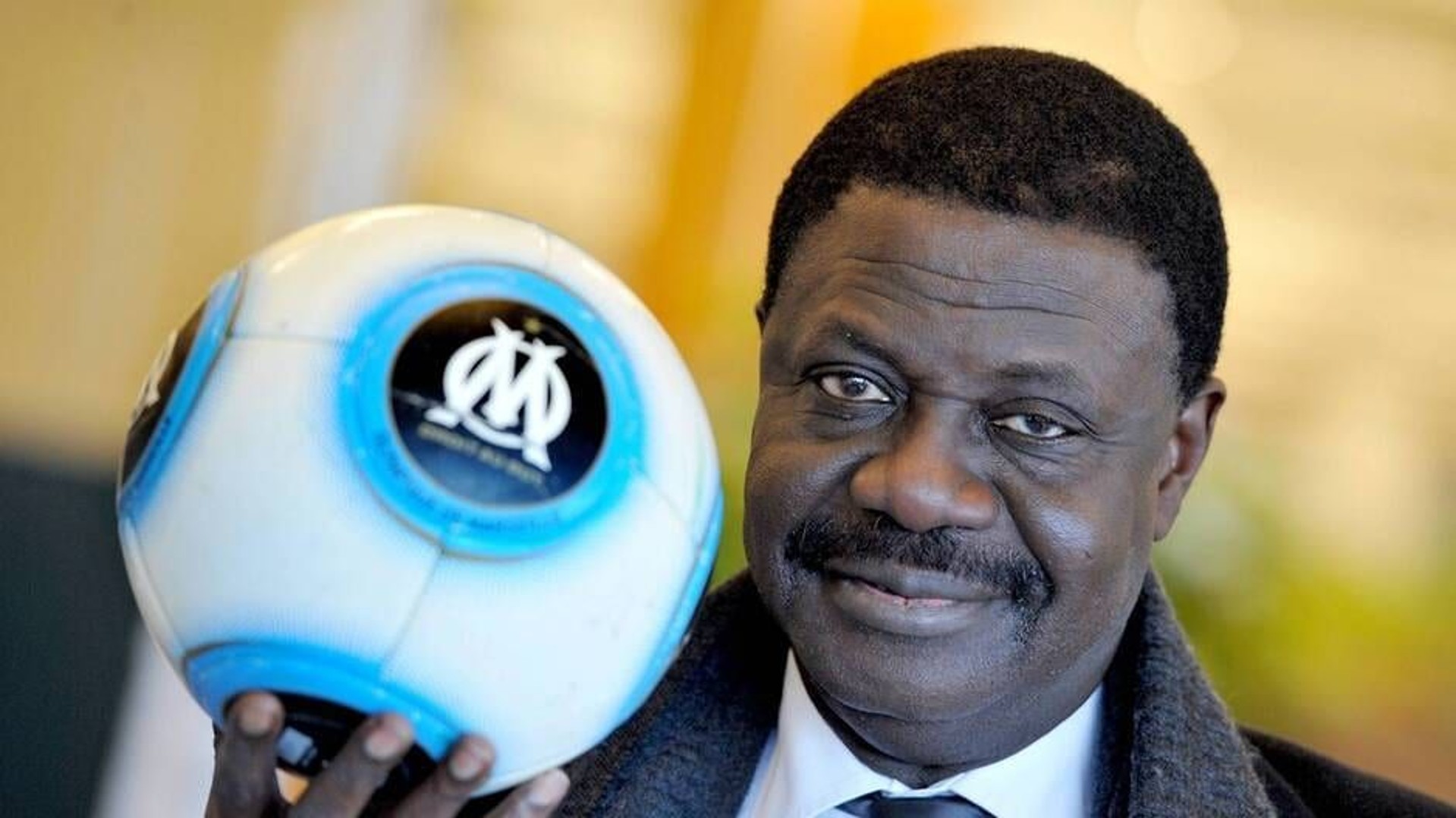 Pape Diouf a fait tomber bien des barrières sur le terrain et en dehors mettant le Continent au coeur du ballon rond mondial.   