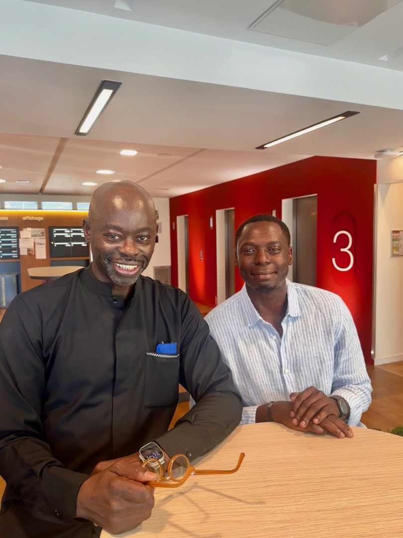 Pour la 2e saison de Sport en Légende, le chercheur, écrivain et journaliste Elgas, aux commandes du magazine "Afrique, mémoires d'un continent", a contribué en prêtant sa voix pour incarner des personnages de la série.