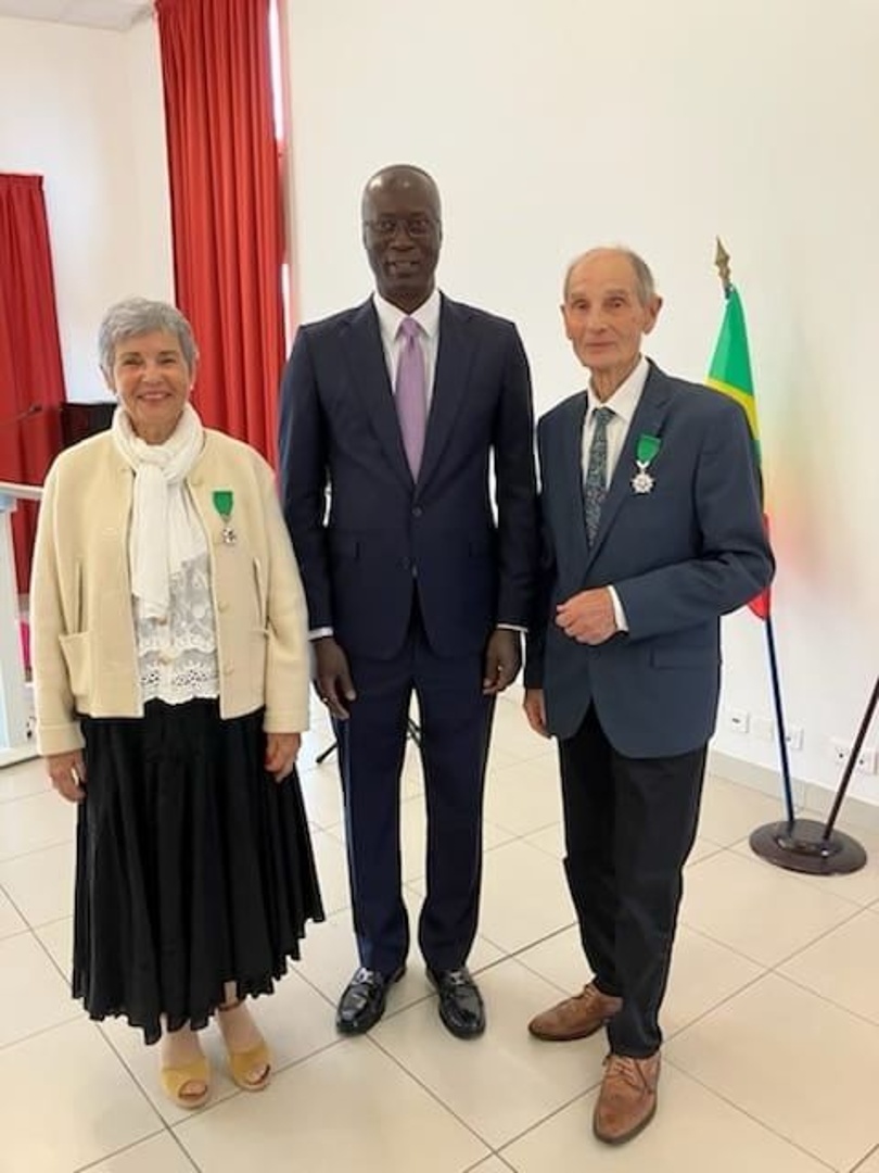 L'ambassadeur Baye Moctar Diop entre Régine Daguinos et Pierre-François Houpeau, les deux récipiendaires à qui il a remis les insignes de Chevalier de l'ordre national du Lion. 