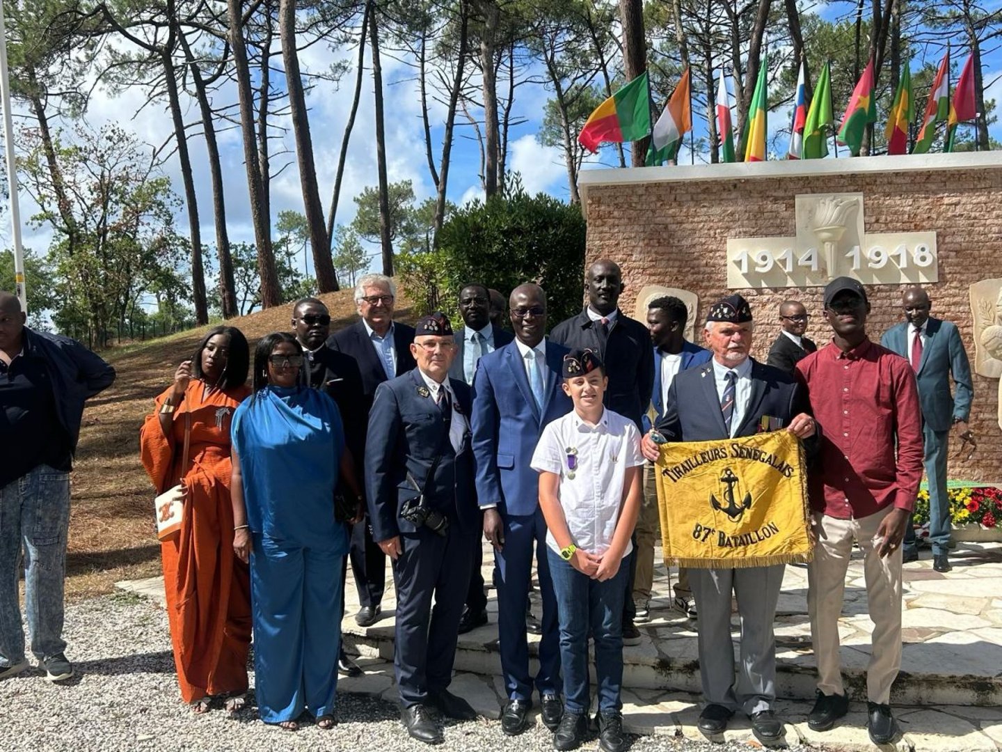 La commémoration en souvenir des tirailleurs a mobilisé, au-delà de l'ambassadeur Baye Moctar Diop, des Sénégalais ainsi que des Français, dont des anciens combattants et des jeunes. 
