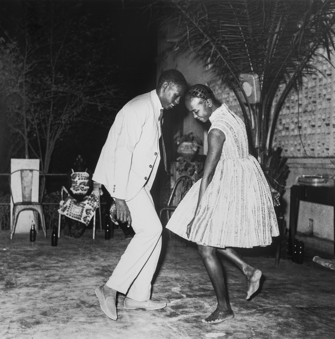 Une photo de Malick Sidibé prise la nuit de Noël 1965 à Bamako. L'Afrique se raconte aussi par la photo. 
