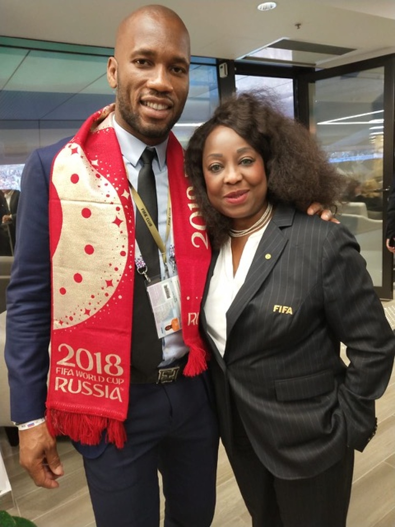 La Coupe du monde de football 2018 en Russie a été un moment fort pour Fatma Samoura en tant que secrétaire générale de la FIFA. Elle y est ici avec Didier Drogba. ©Fatma Samoura