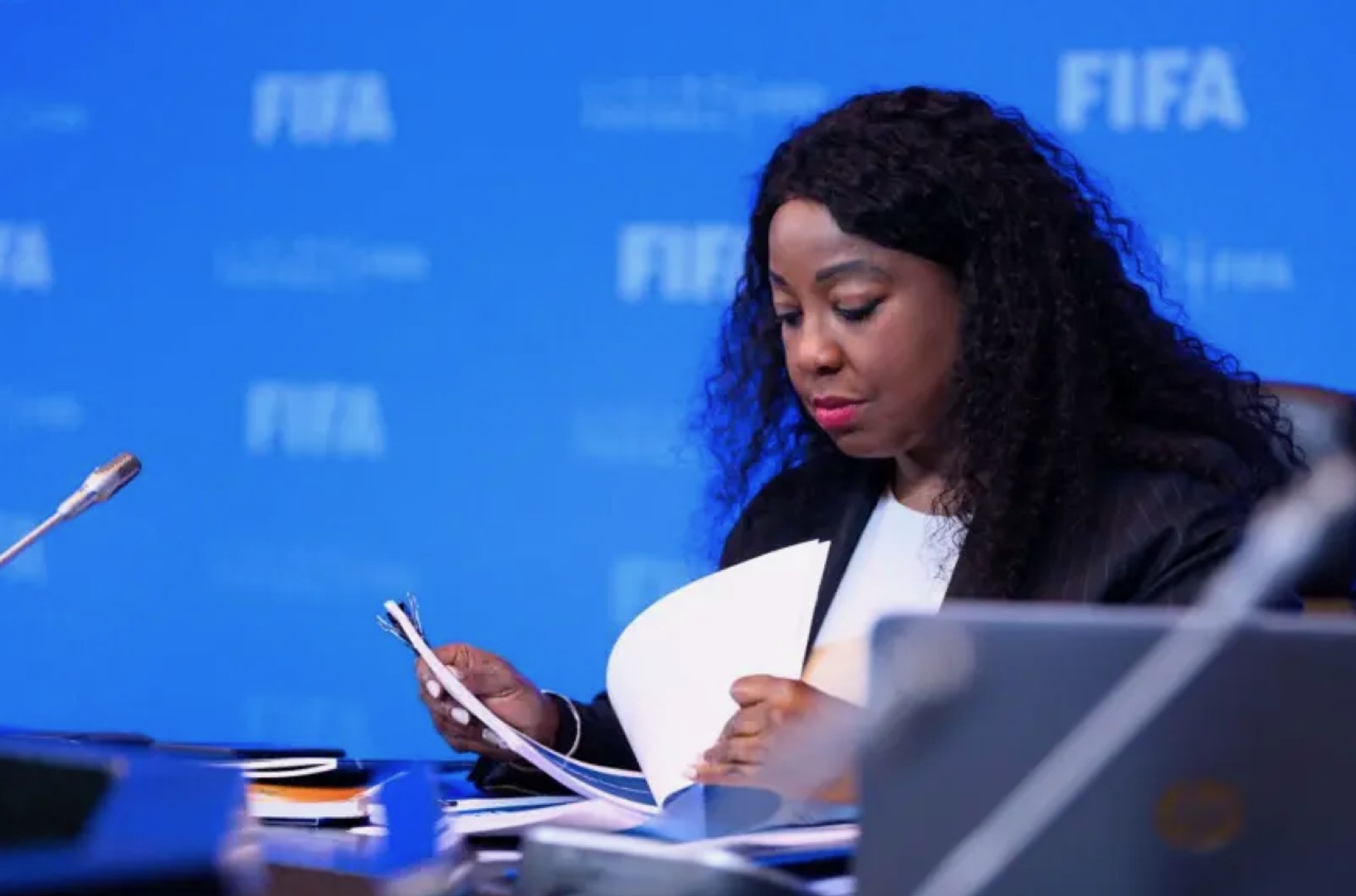 Pour Fatma Samoura, ici au siège de la FIFA à Zurich, en Suisse, en octobre 2021, la responsabilité, la transparence, la diversité et la séparation entre gouvernance et gestion sont des points importants sur lesquels tout dirigeant devrait être vigilant. ©Getty