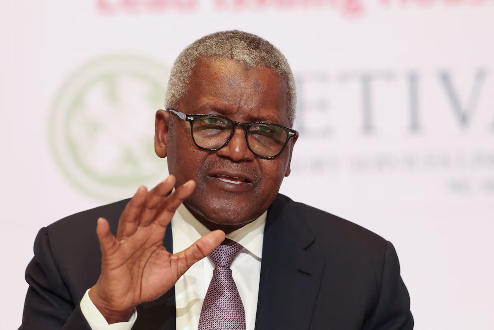 Homme le plus riche d'Afrique, Aliko Dangote anommé un directeur génétal, David Bird, qui considère l'introduction en bourse de la raffinerie comme “celle du peuple” car elle ouvre la participation aux Nigérians, à leur diaspora, et plus largement aux Africains. 