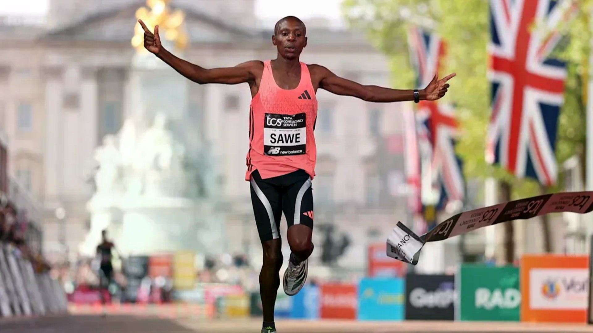 Marathon : le Kényan Sabastian Sawe fait tomber la barre des 2 heures